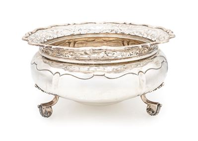 Grande centrotavola circolare, Londra 1899, tesa traforata a volute e motivi vegetali