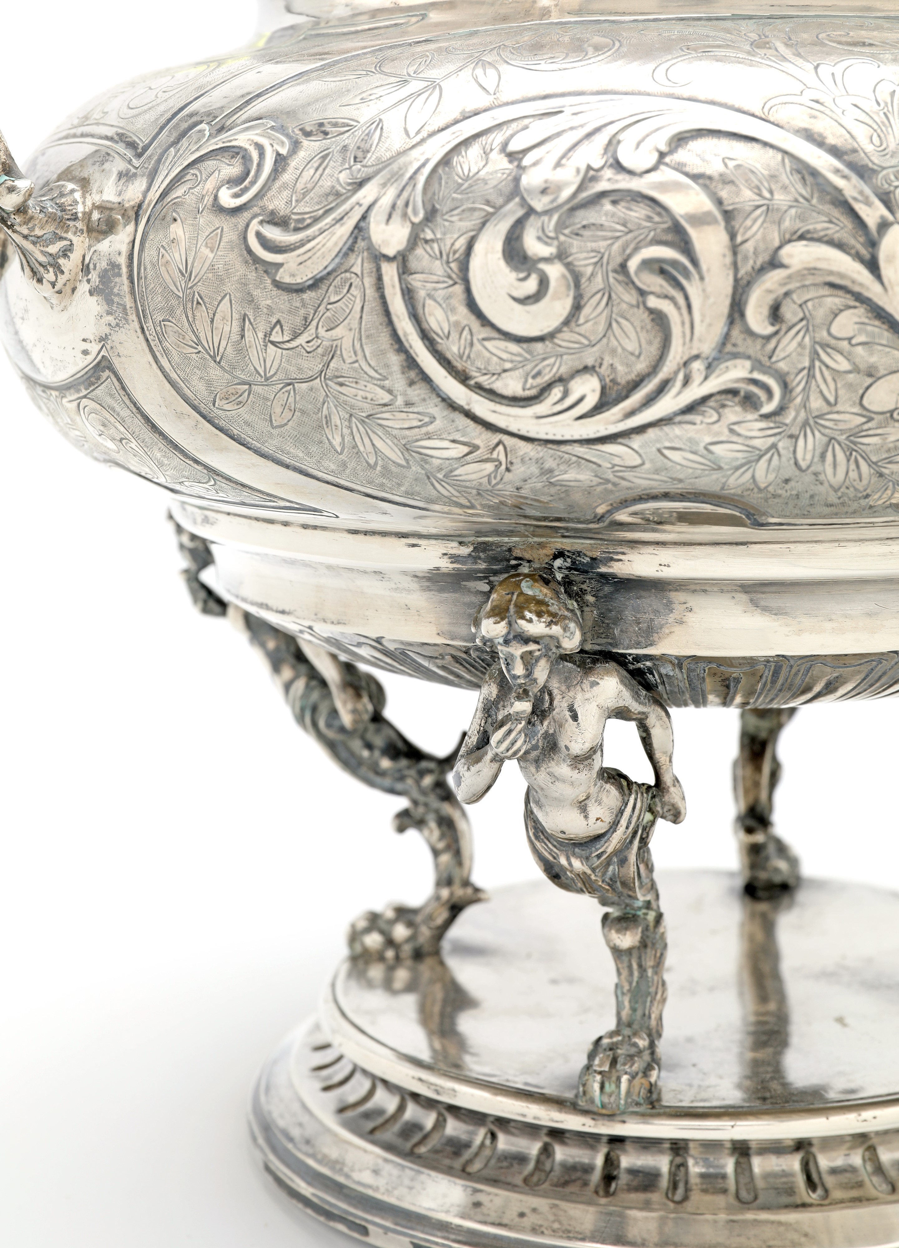 Grande centrotavola circolare, Londra 1899, tesa traforata a volute e motivi vegetali