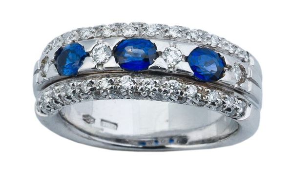 Anello a fascia in oro bianco e zaffiri