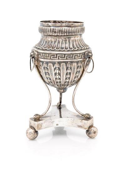 Incensiere antico, vaso tripode con greca e base trilobata su piedi a sfera