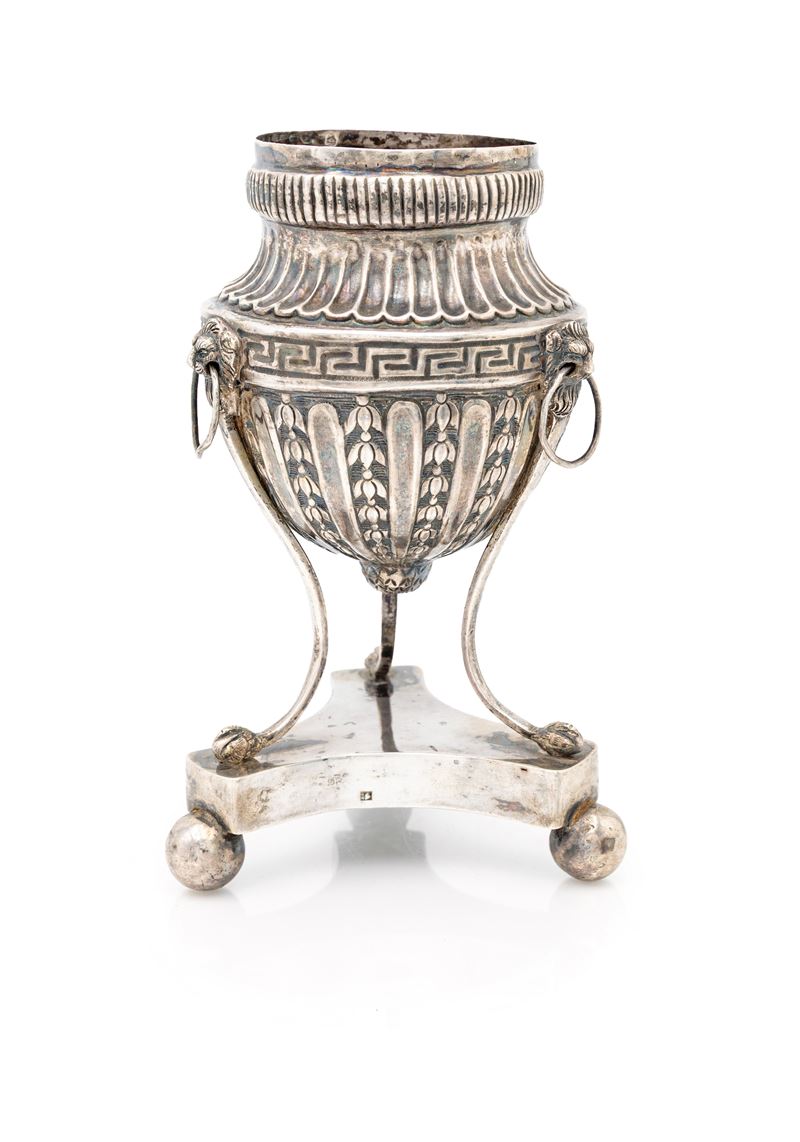 Incensiere antico, vaso tripode con greca e base trilobata su piedi a sfera