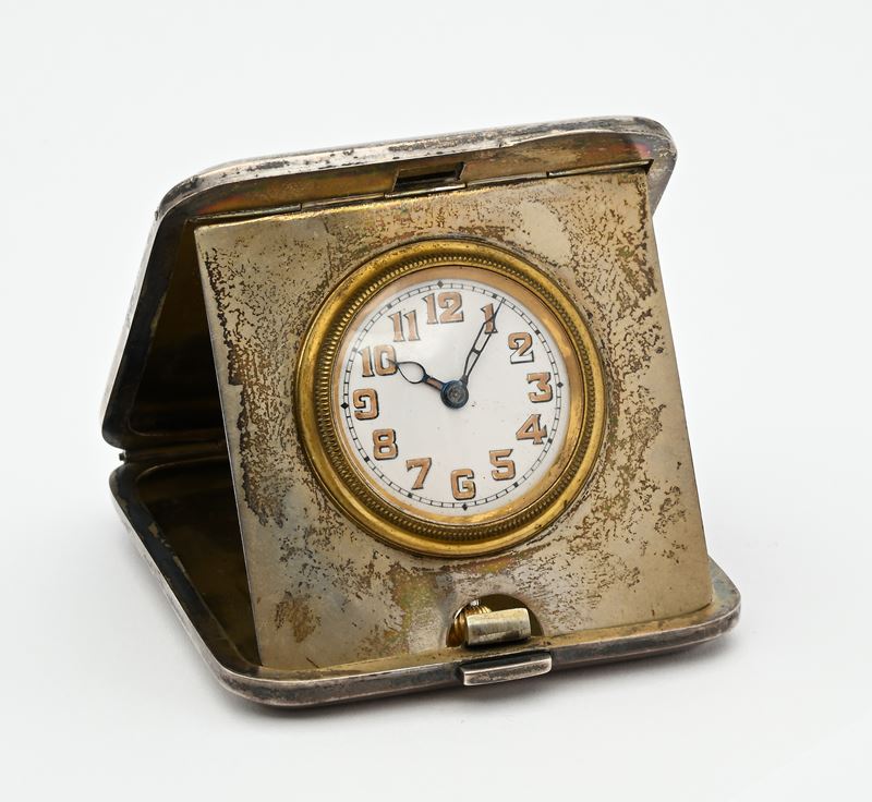 Orologio da tavolo svizzero (Anonimo), scappamento ad ancora remontoir con astuccio in argento st...
