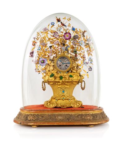 Orologio da tavolo in lamina dorata repoussé a forma di cesto, XIX secolo