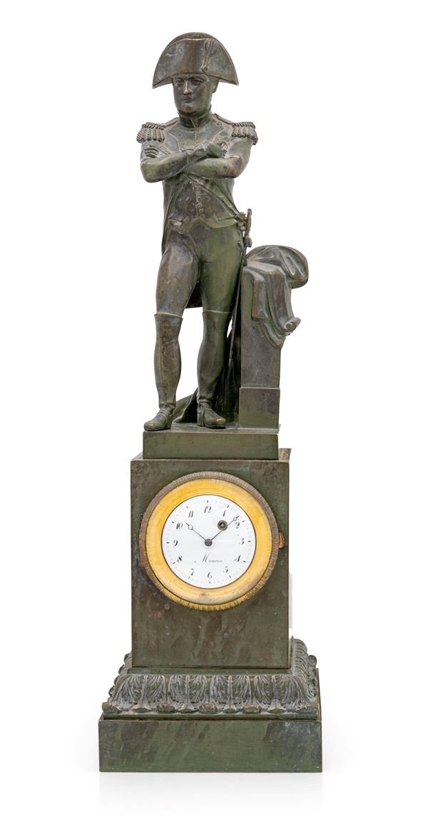 Orologio in bronzo brunito con figura scultorea di Napoleone Bonaparte, Francia, XIX secolo