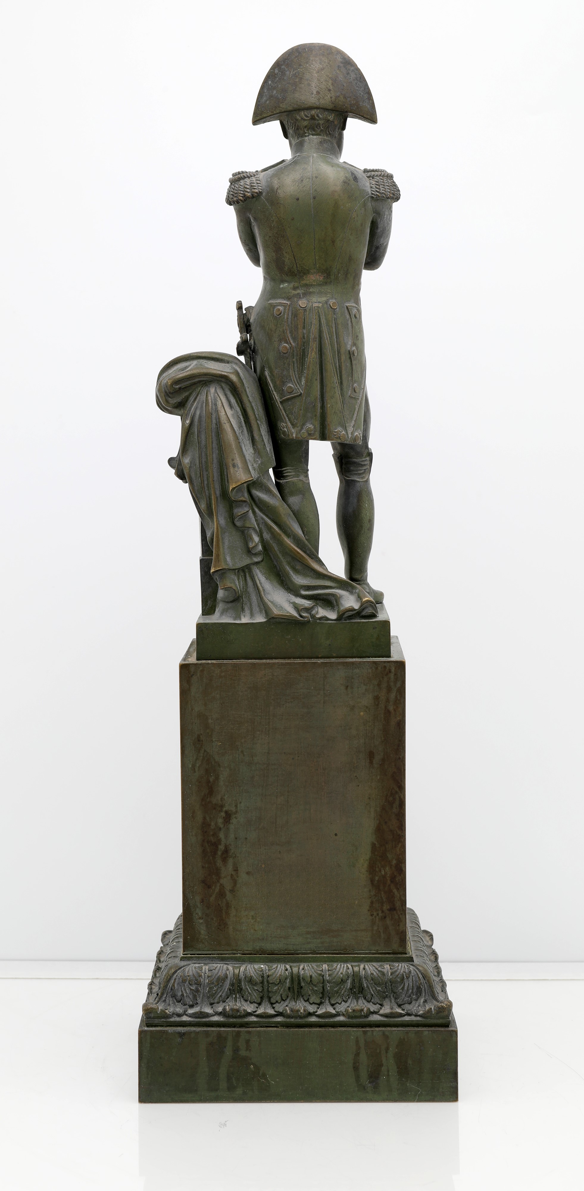 Orologio in bronzo brunito con figura scultorea di Napoleone Bonaparte, Francia, XIX secolo