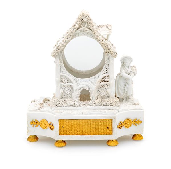 Orologio a forma di casetta in biscuit con figura di contadina, manifattura mitteleuropea, XIX secolo