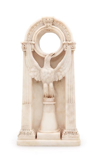 Cassa per orologio da tavolo a forma di stele in alabastro, struttura ad edicola centinata, XIX s...