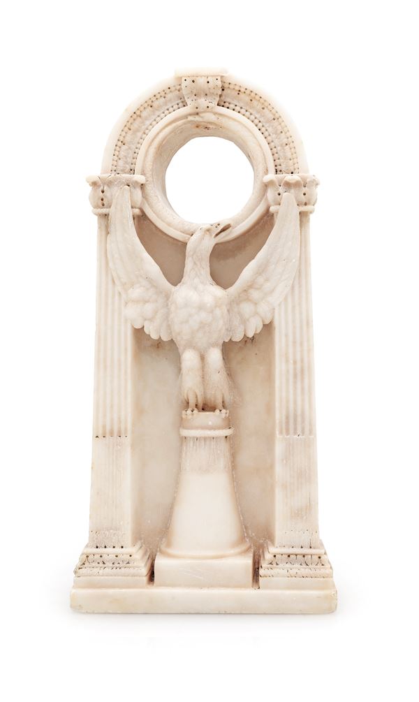 Cassa per orologio da tavolo a forma di stele in alabastro, XIX secolo