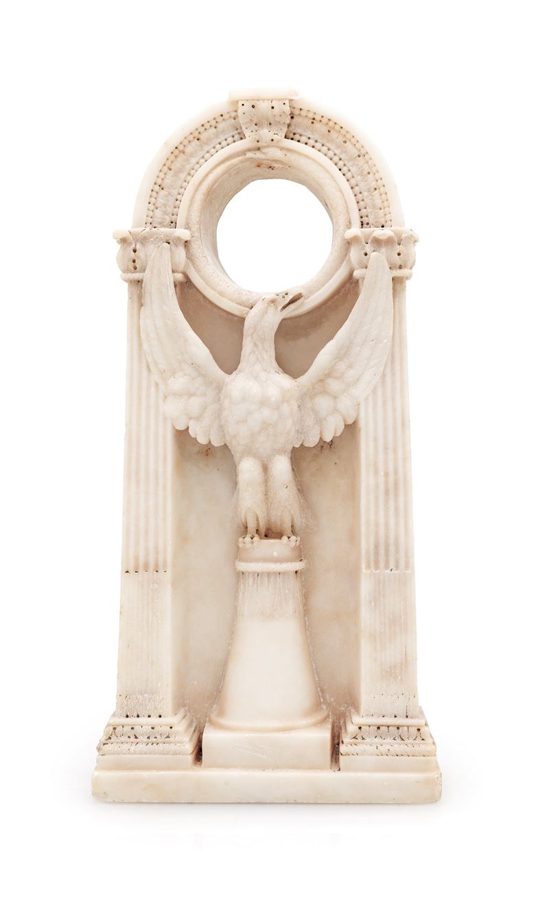Cassa per orologio da tavolo a forma di stele in alabastro, struttura ad edicola centinata, XIX s...