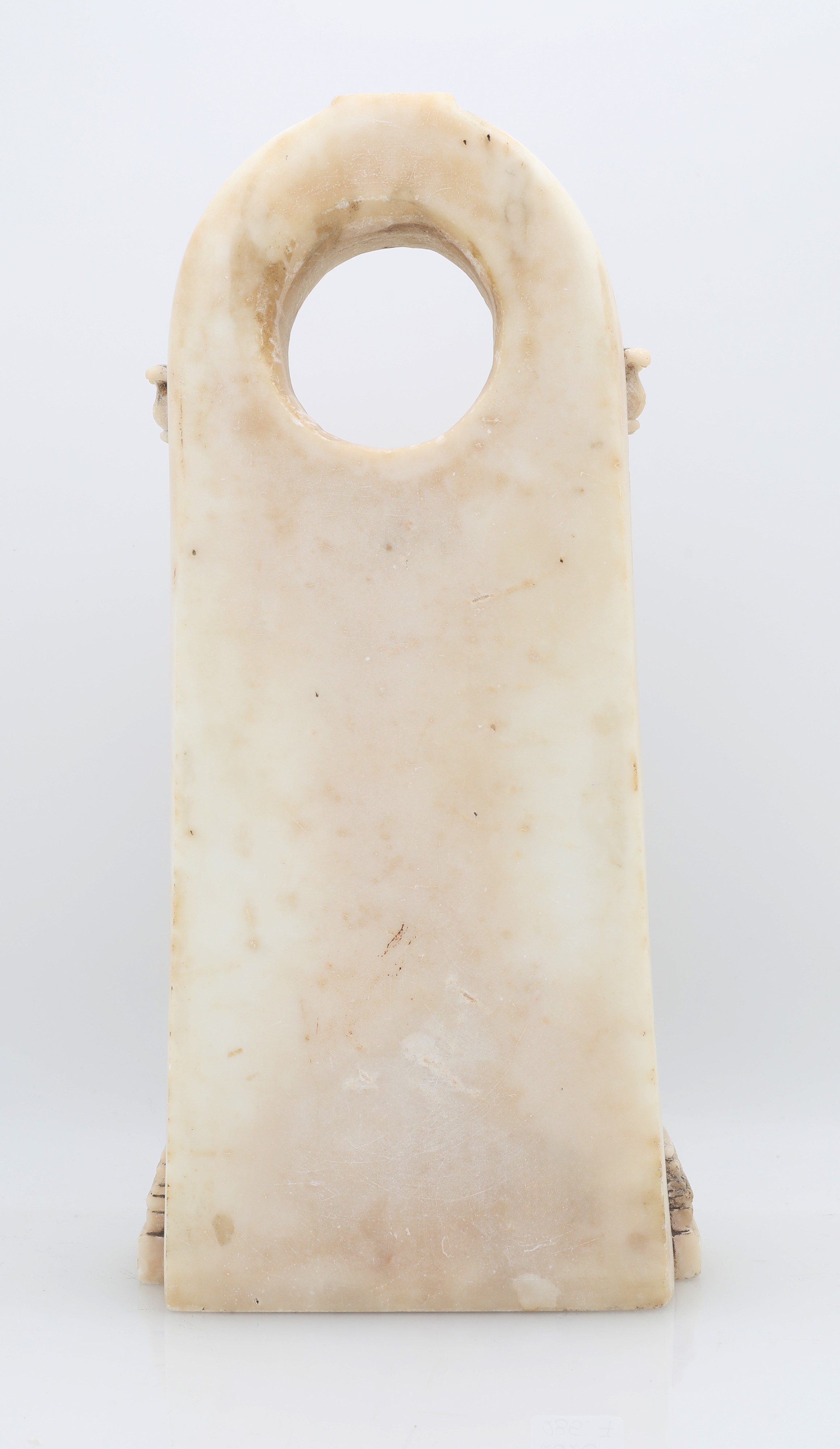 Cassa per orologio da tavolo a forma di stele in alabastro, struttura ad edicola centinata, XIX s...
