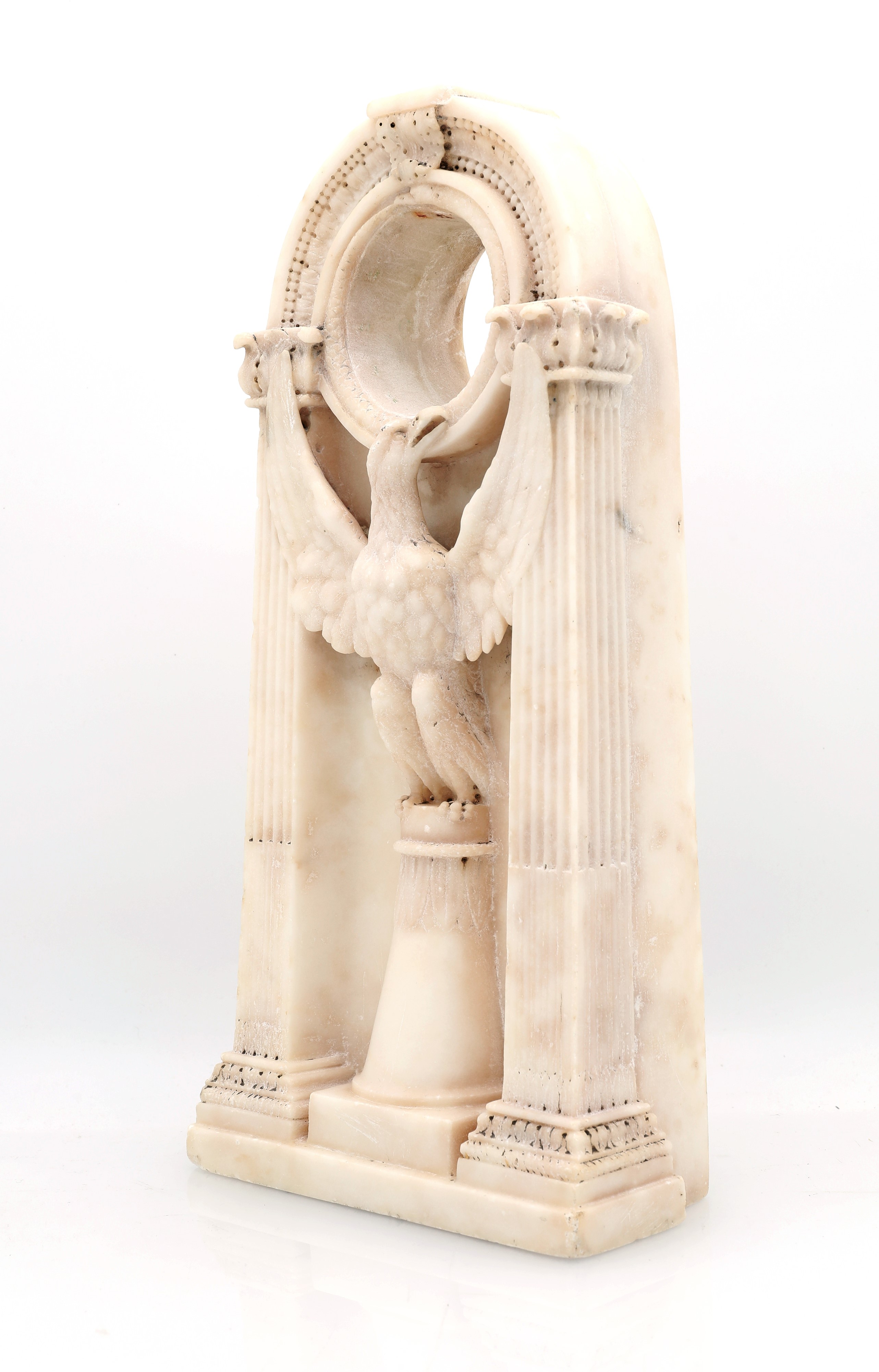 Cassa per orologio da tavolo a forma di stele in alabastro, struttura ad edicola centinata, XIX s...