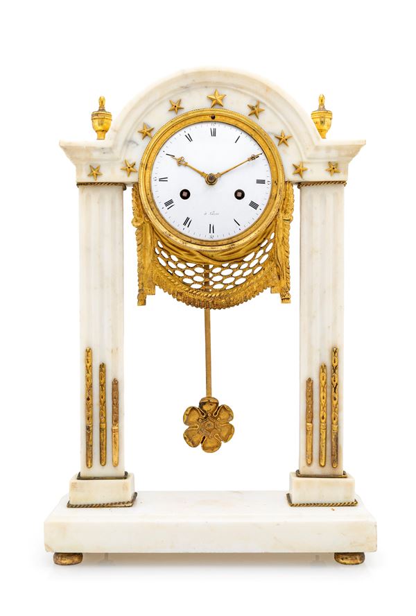Orologio a portico in marmo bianco di gusto Luigi XVI, Francia, XIX secolo