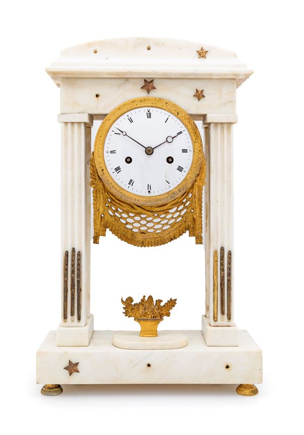 Pendola a portico in marmo bianco con finiture ornamentali in bronzo dorato, Francia, XIX secolo