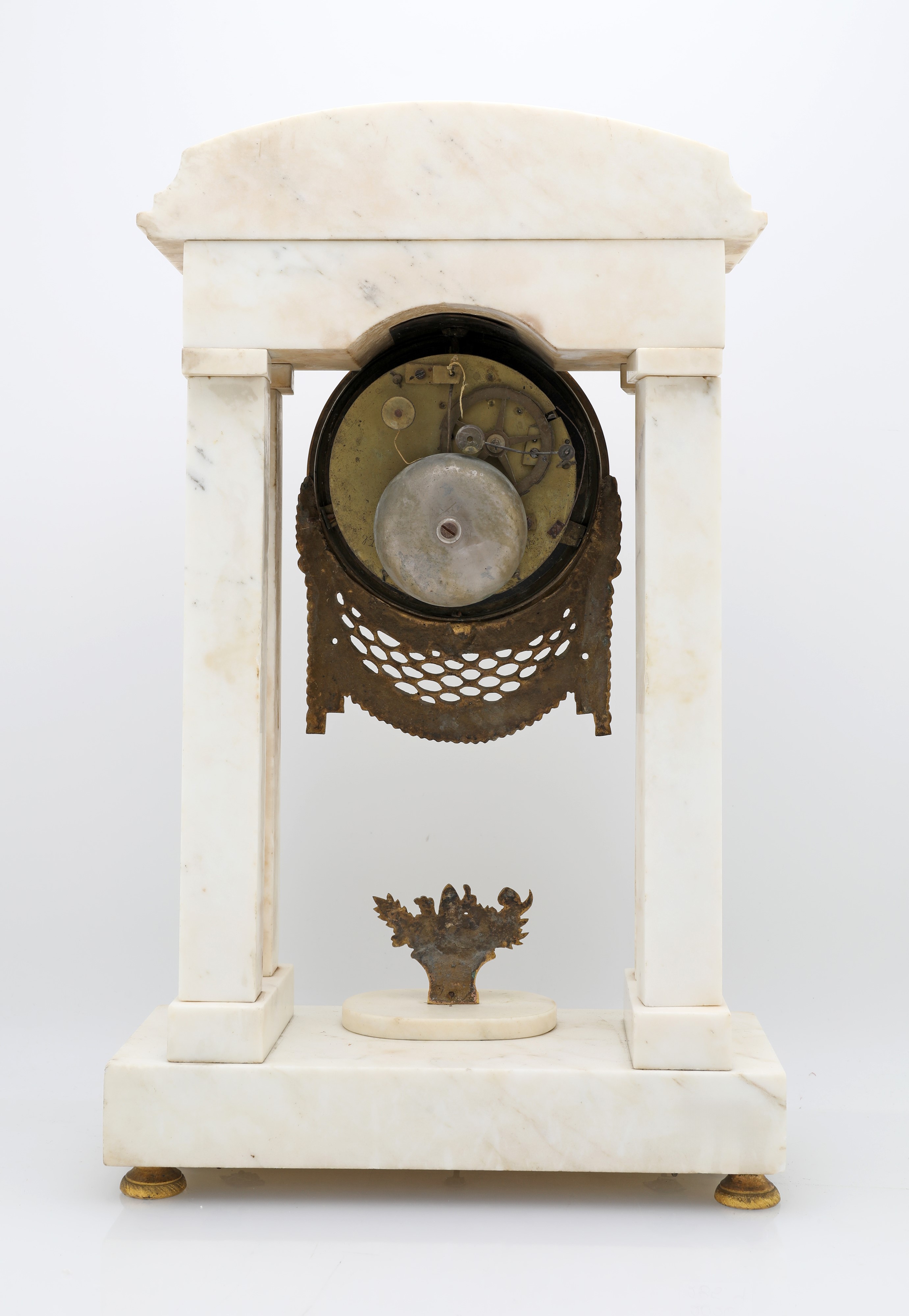 Pendola a portico, marmo bianco con finiture in bronzo dorato, Francia, XIX secolo