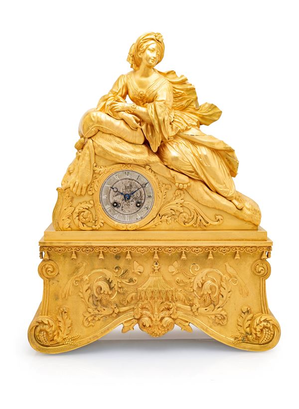 Grande orologio da camino in bronzo dorato con figura femminile, Francia, prima metà del XIX secolo