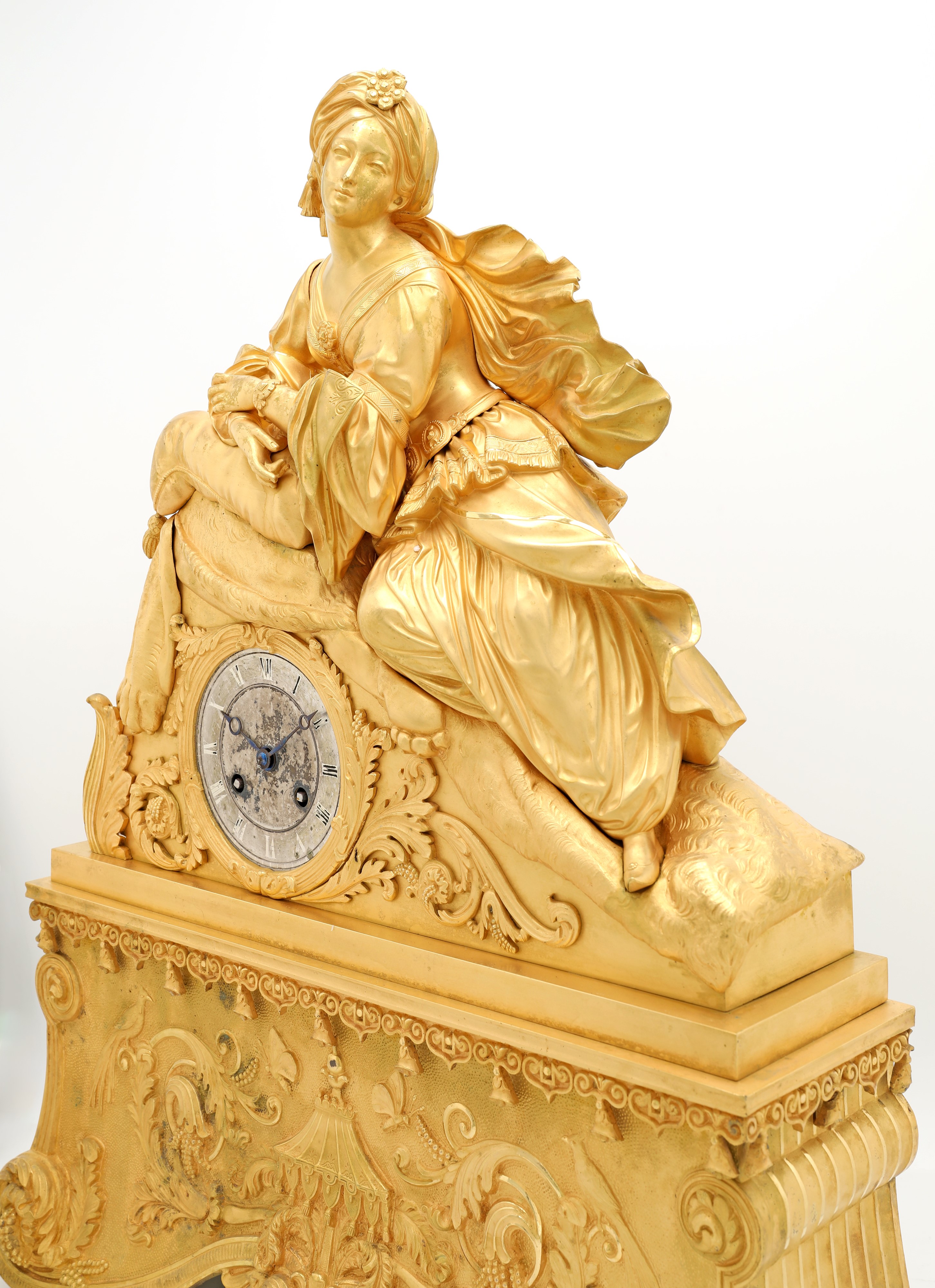 Francia, Grande orologio da camino in bronzo dorato con figura femminile, prima metà del XIX seco...