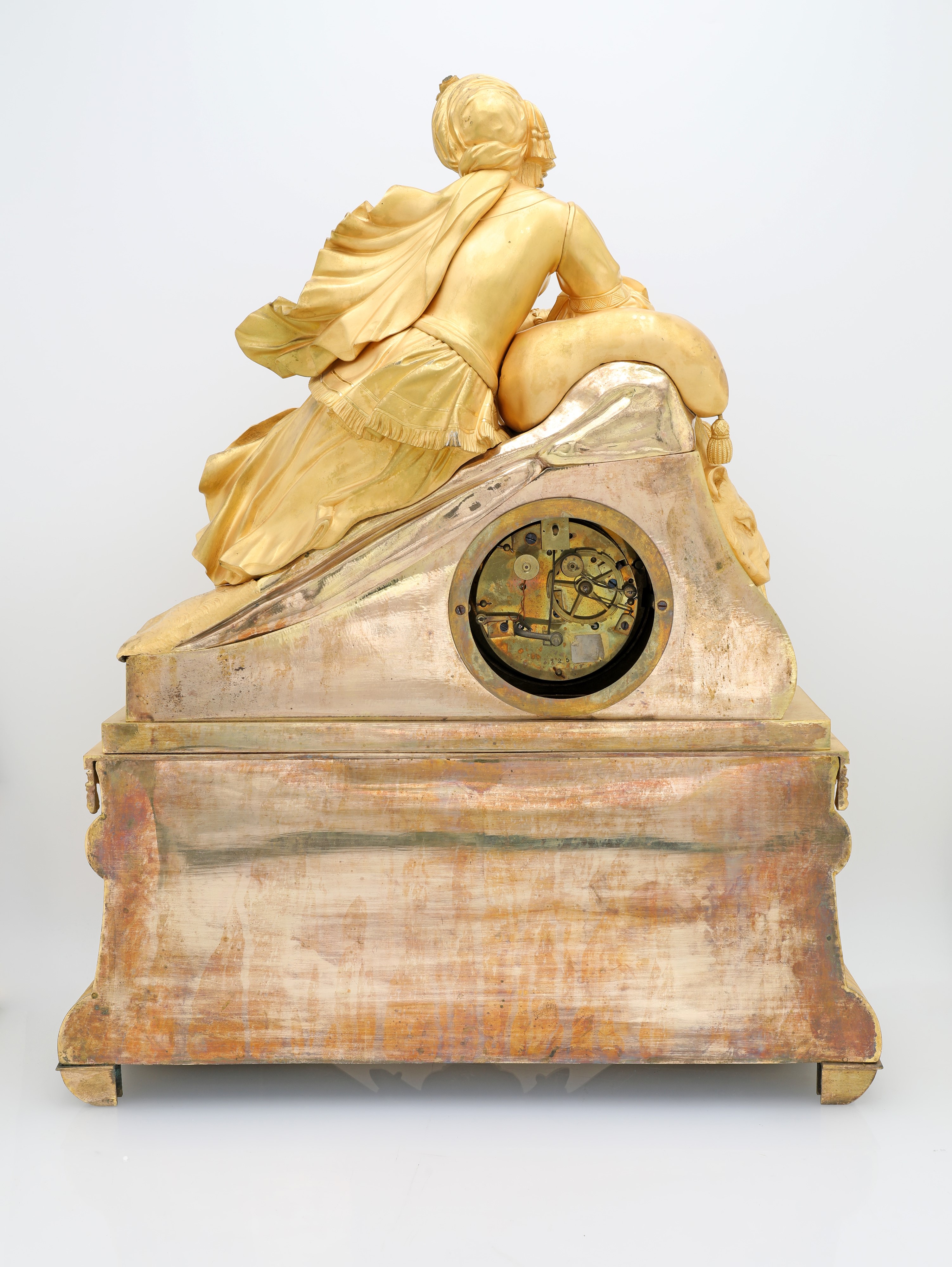 Francia, Grande orologio da camino in bronzo dorato con figura femminile, prima metà del XIX seco...