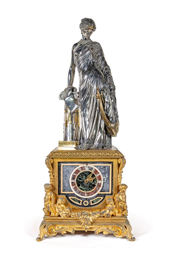 Grande orologio in bronzo argentato, dorato e marmo con figura di Saffo