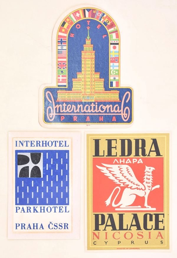 Adesivi pubblicitari di alberghi dell’Europa orientale e del Mediterraneo, metà XX secolo circa  - Auction Time Auction - The Age of Propaganda: Posters, Flyers, Political Documents, and Archival Ephemera - Casa d'Aste Arcadia