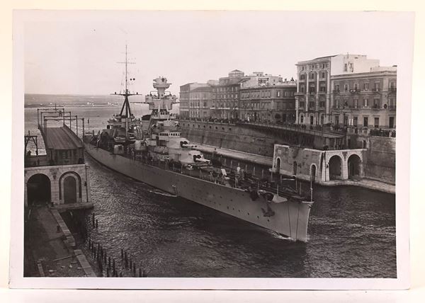 Fotografia di nave da guerra nel porto di Taranto  - Auction Time Auction - The Age of Propaganda: Posters, Flyers, Political Documents, and Archival Ephemera - Casa d'Aste Arcadia