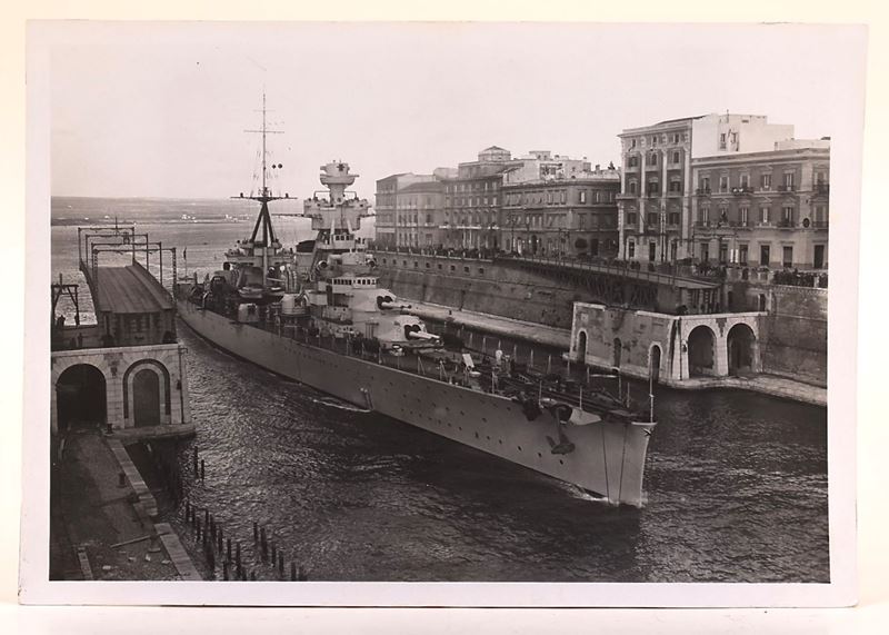 Fotografia, Nave da guerra nel porto di Taranto (anni ’40 circa)