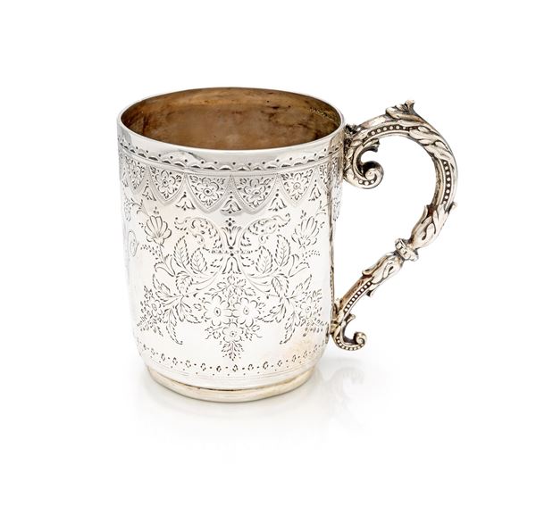 Antico boccale con fitta decorazione incisa