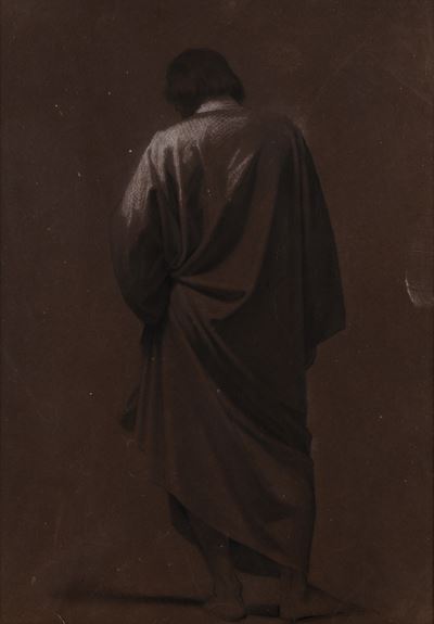 Studio di figura drappeggiata di spalle