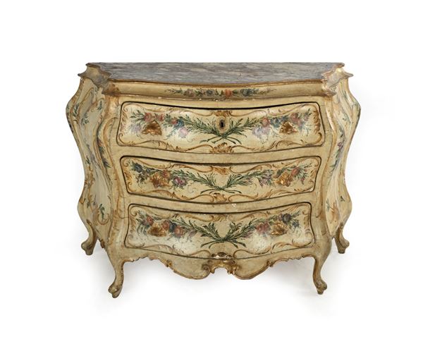 Cassettone bombato in legno laccato e dorato, Venezia, XX secolo
