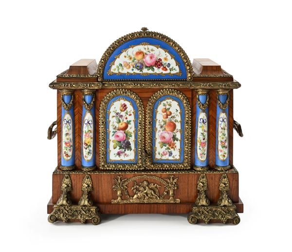 Scrigno in legno di rosa, porcellana policroma e bronzo dorato, fine del XIX secolo