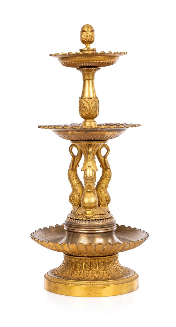 Alzata in bronzo dorato con figure di delfino XIX secolo