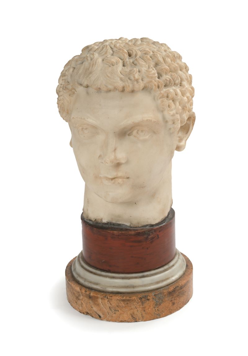 Testa di imperatore, scultura in marmo bianco su base circolare in marmo rosso