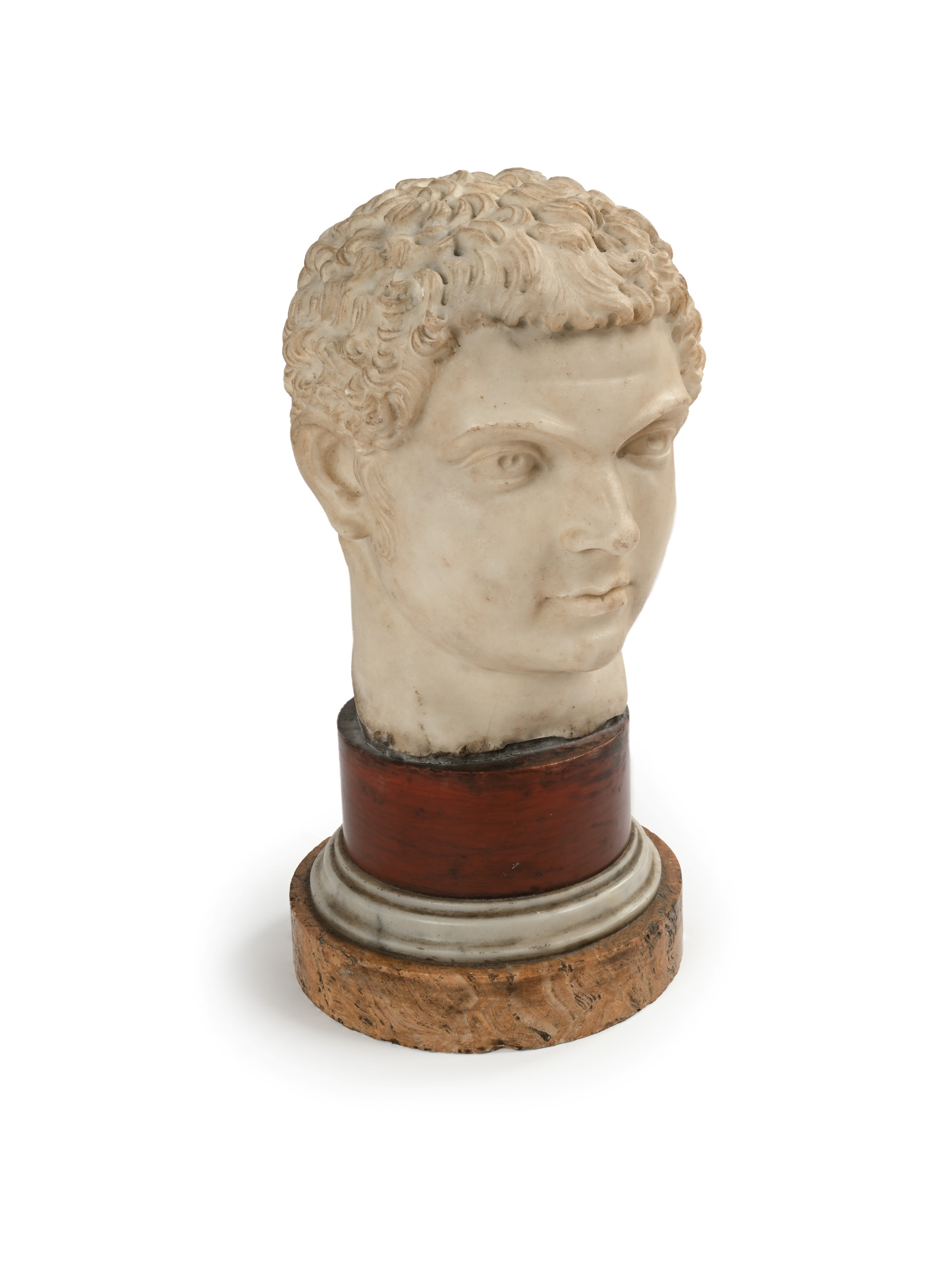 Testa di imperatore, scultura in marmo bianco su base circolare in marmo rosso