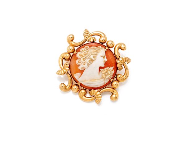 Spilla in oro e cammeo