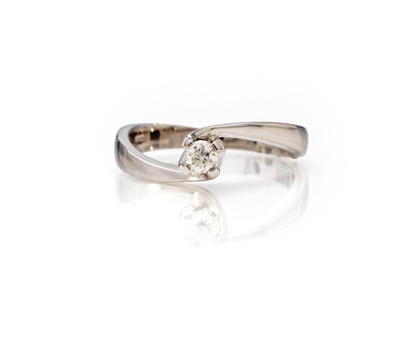 Anello in oro e brillante solitario
