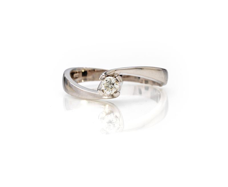 Anello solitario in oro bianco 750/000 con diamante rotondo brillante