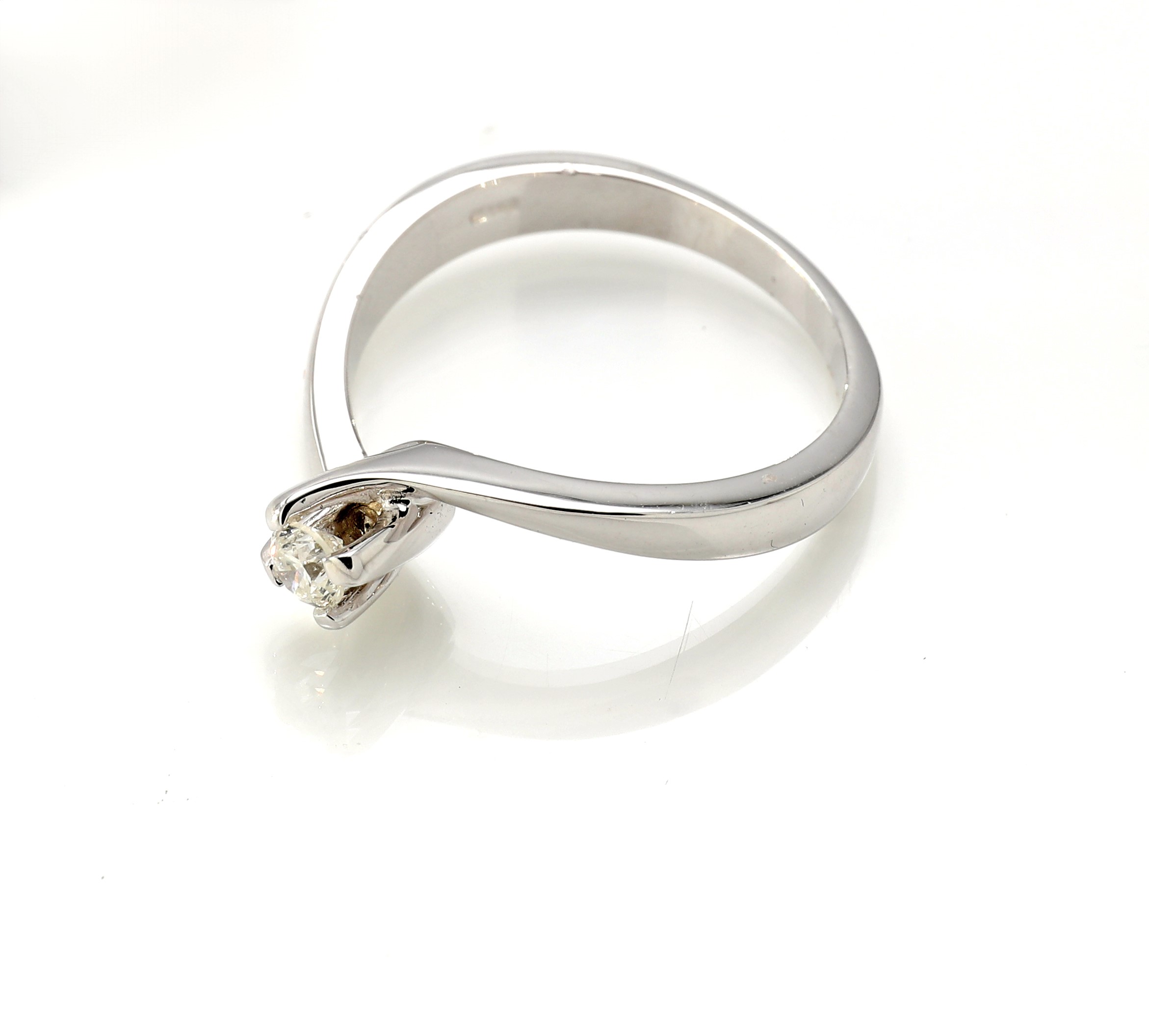 Anello solitario in oro bianco 750/000 con diamante rotondo brillante
