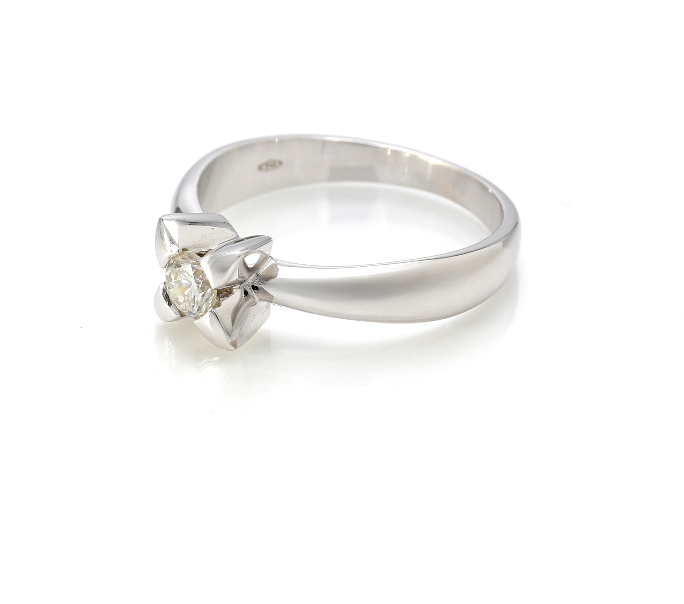 Anello in oro bianco 750/000 con diamante rotondo brillante