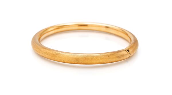 Bracciale rigido in oro liscio e satinato