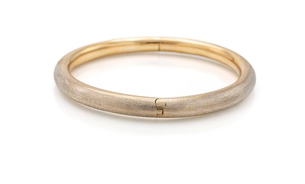 Bracciale rigido in oro liscio e satinato