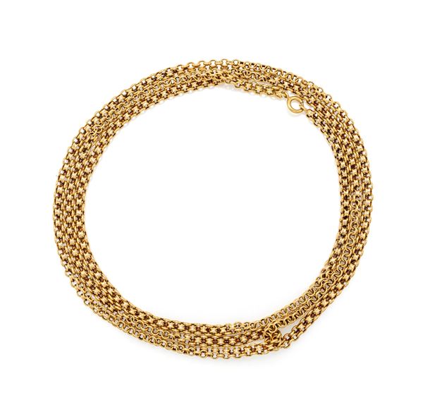 Lunga catena in oro a maglia tubolare