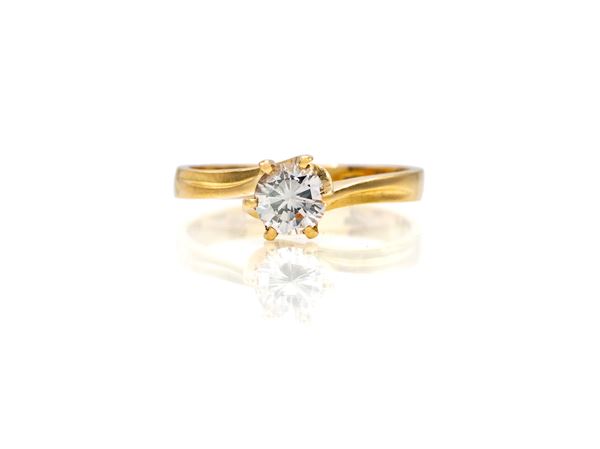 Anello in oro e brillante solitario