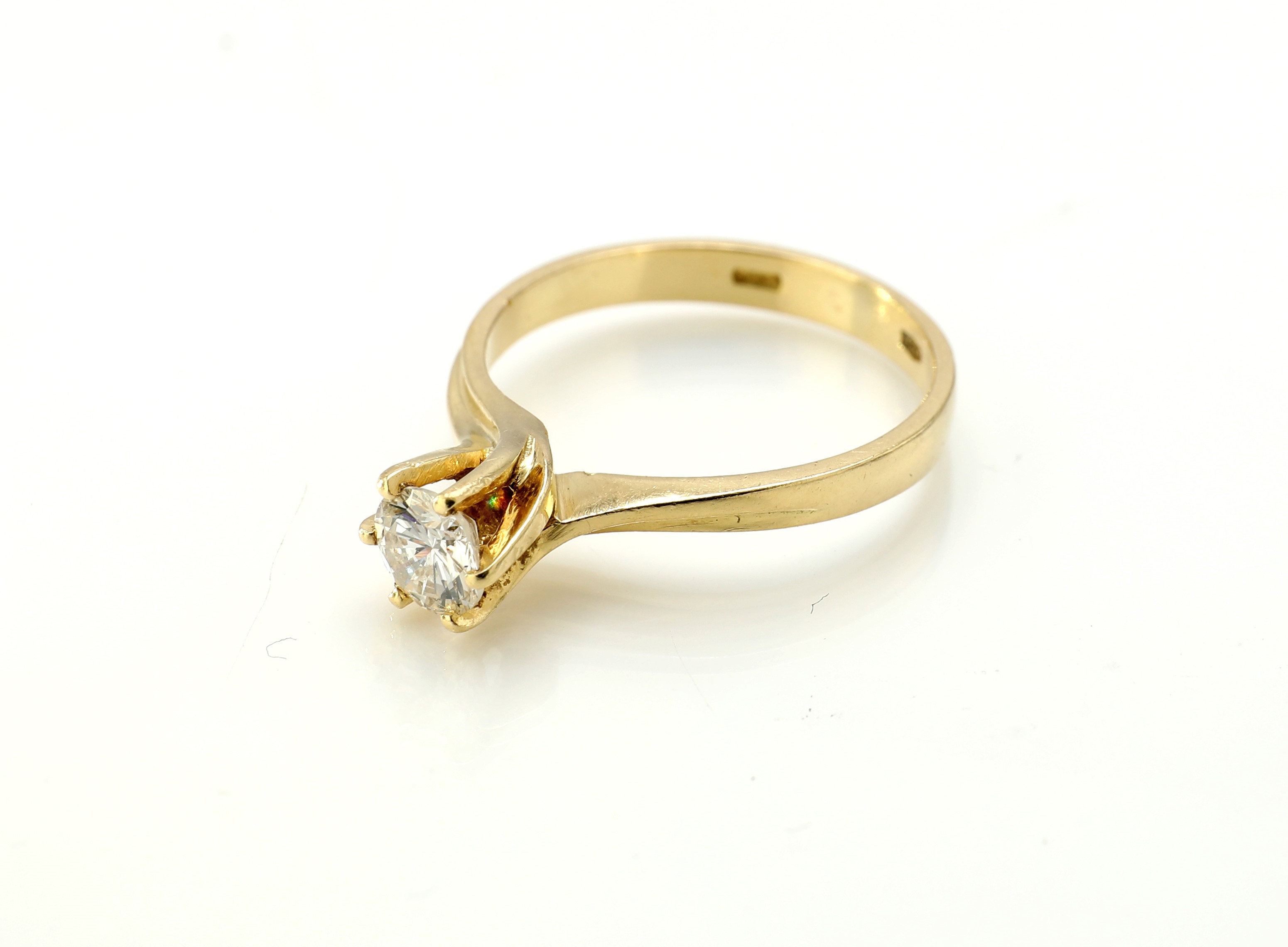 Oro giallo 750/000, anello con diamante rotondo brillante solitario