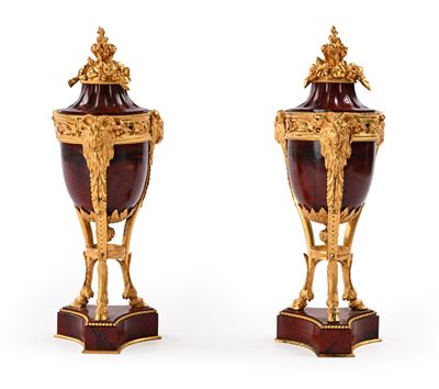 XIX secolo, Coppia di vasi tripodi in marmo rosso e bronzo dorato
