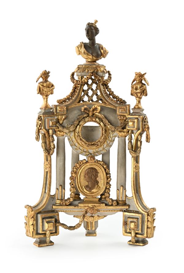 Base architettonica per orologio da tavolo in legno scolpito, laccato e dorato, fine del XVIII secolo