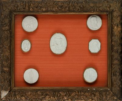 Cornice in legno e stucco con sette cammei in gesso, XIX secolo