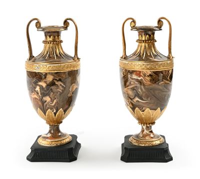 Wedgwood, Coppia di vasi biansati in ceramica decorata a imitazione dell’agata, Inghilterra, XIX ...