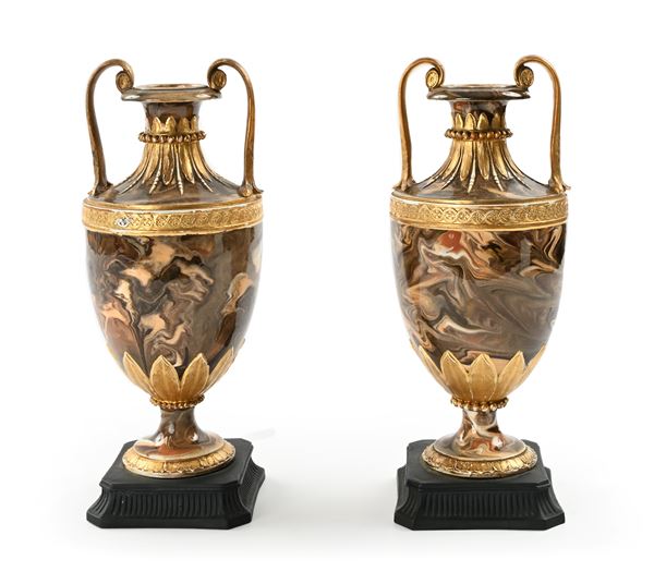 Coppia di vasi biansati in ceramica decorata ad imitazione dell'agata, manifattura di Wedgwood, Inghilterra, XIX secolo