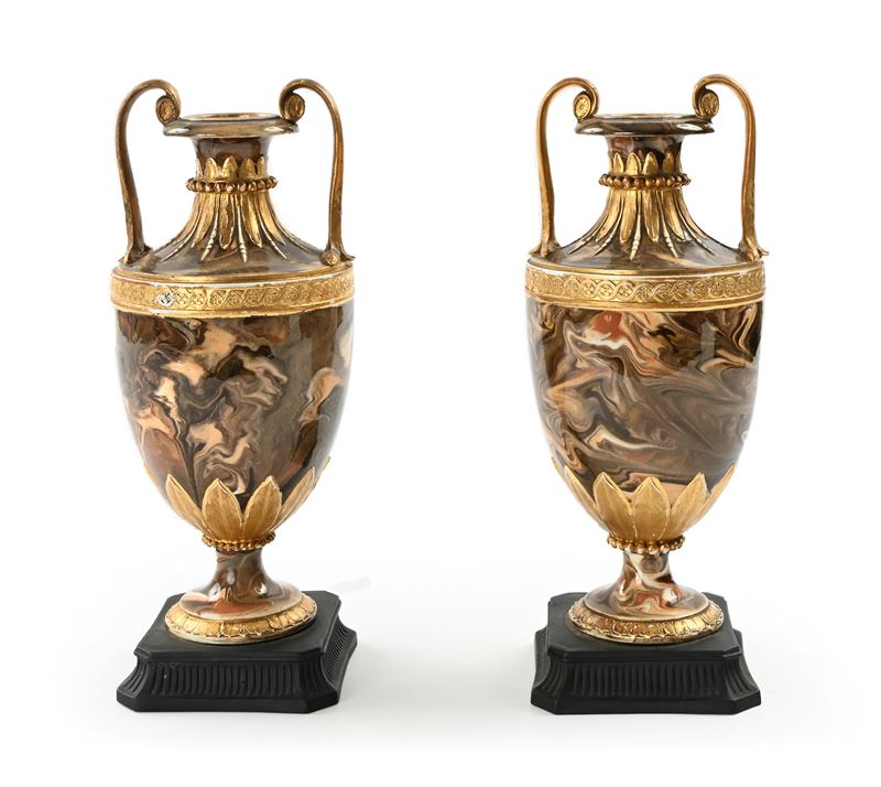 Wedgwood, Coppia di vasi biansati in ceramica decorata a imitazione dell’agata, Inghilterra, XIX ...