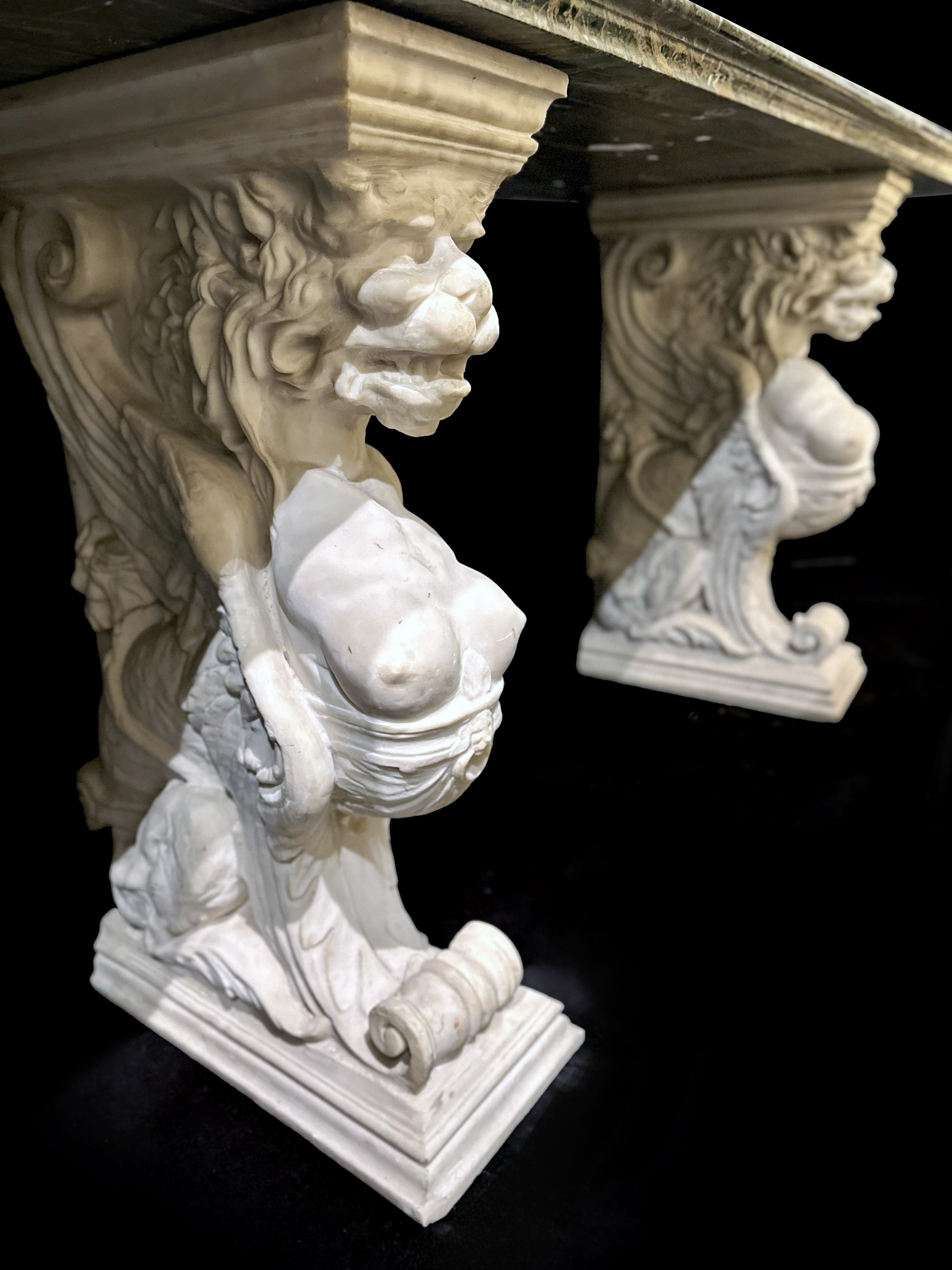 Grande tavolo parietale, piano in marmo verde su sostegni scolpiti a leoni alati, XIX/XX secolo