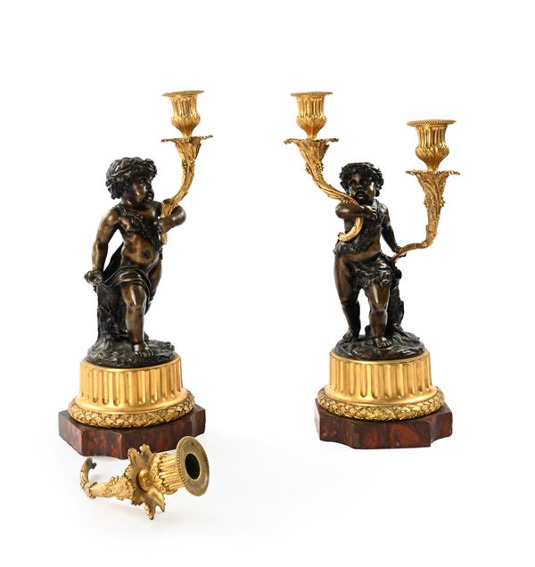 Coppia di doppieri in bronzo dorato a due luci con putti, fine del XIX secolo